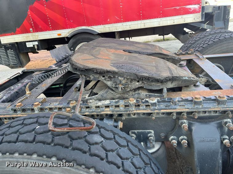 image for item DH8612 2010 Freightliner Cascadia 125  semi truck