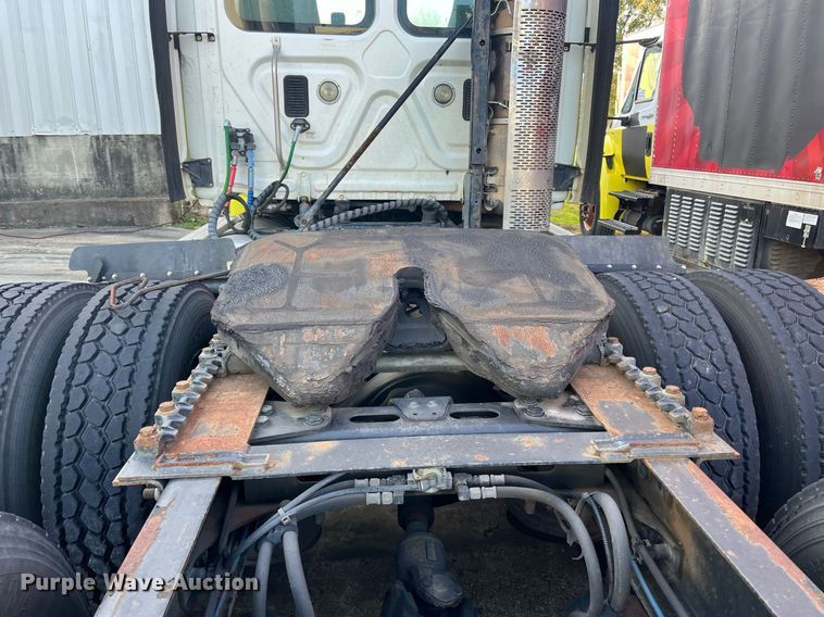 image for item DH8612 2010 Freightliner Cascadia 125  semi truck