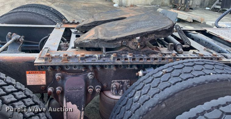 image for item DH8612 2010 Freightliner Cascadia 125  semi truck