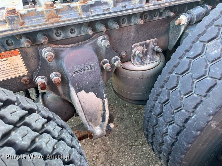 image for item DH8612 2010 Freightliner Cascadia 125  semi truck