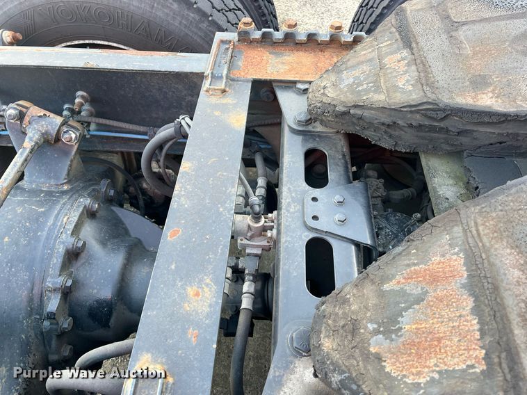 image for item DH8612 2010 Freightliner Cascadia 125  semi truck