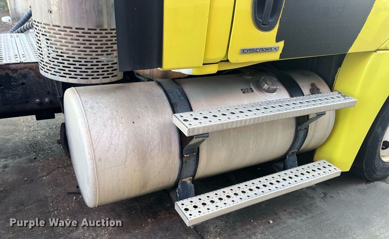 image for item DH8612 2010 Freightliner Cascadia 125  semi truck