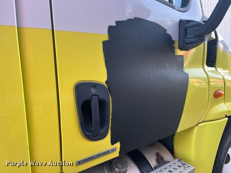 image for item DH8612 2010 Freightliner Cascadia 125  semi truck