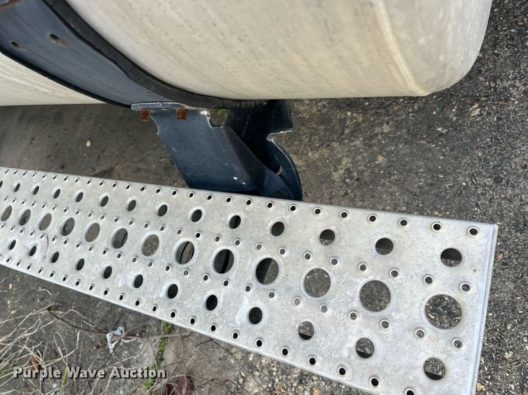 image for item DH8612 2010 Freightliner Cascadia 125  semi truck