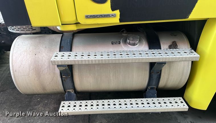 image for item DH8612 2010 Freightliner Cascadia 125  semi truck