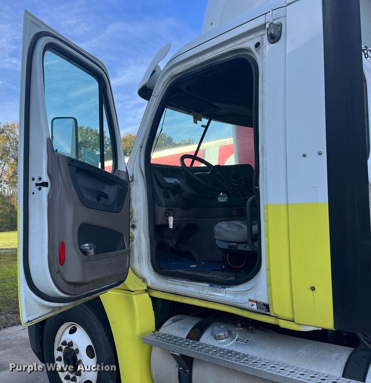 image for item DH8612 2010 Freightliner Cascadia 125  semi truck