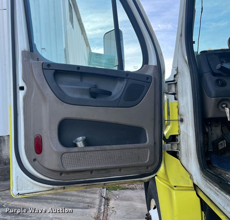 image for item DH8612 2010 Freightliner Cascadia 125  semi truck