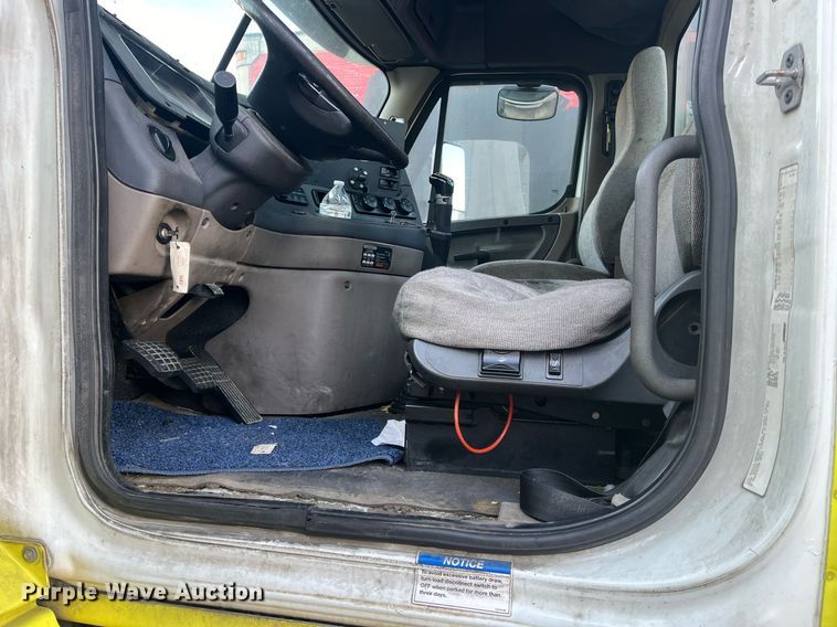 image for item DH8612 2010 Freightliner Cascadia 125  semi truck