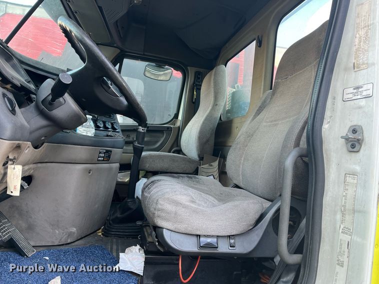 image for item DH8612 2010 Freightliner Cascadia 125  semi truck