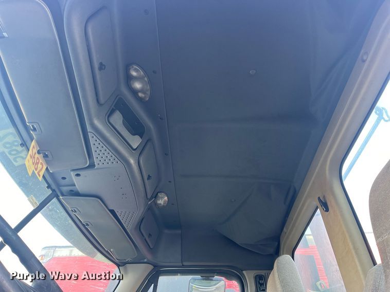 image for item DH8612 2010 Freightliner Cascadia 125  semi truck