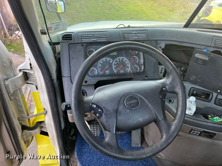 image for item DH8612 2010 Freightliner Cascadia 125  semi truck