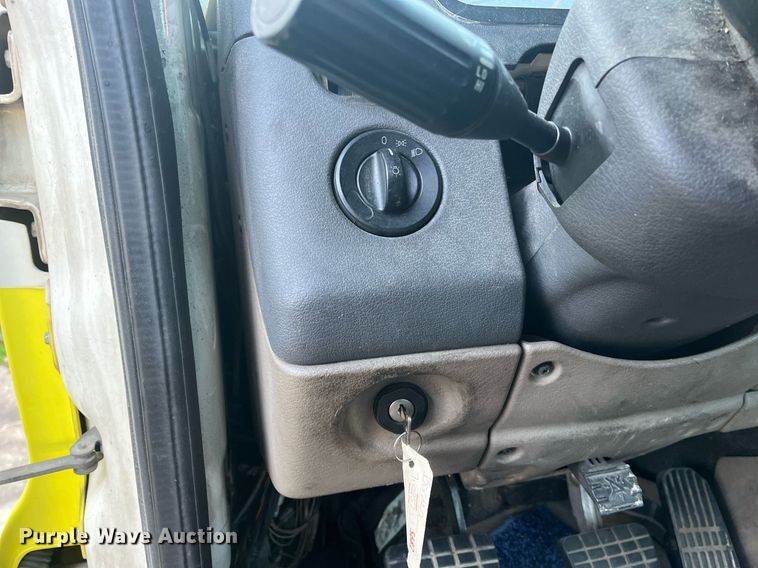 image for item DH8612 2010 Freightliner Cascadia 125  semi truck