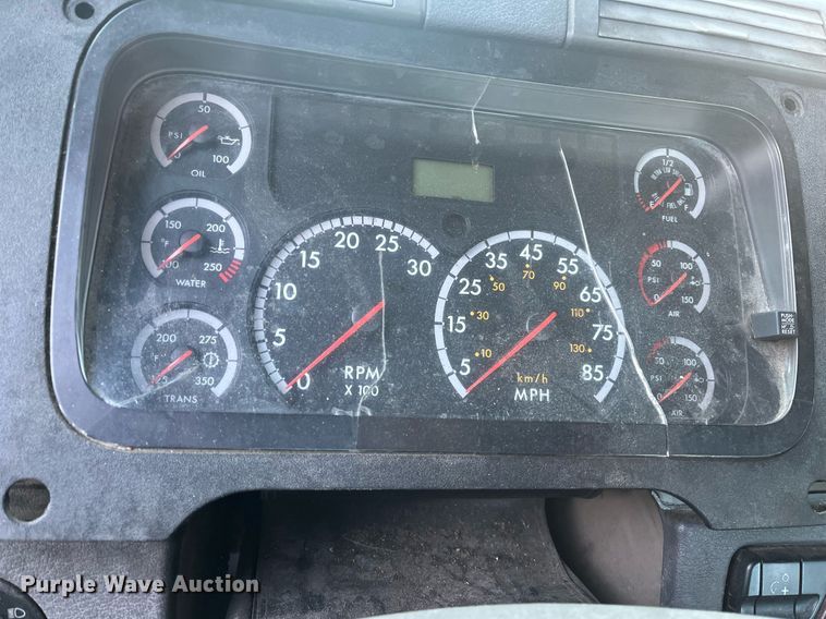 image for item DH8612 2010 Freightliner Cascadia 125  semi truck