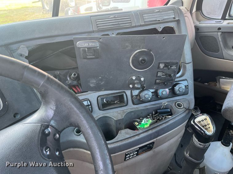 image for item DH8612 2010 Freightliner Cascadia 125  semi truck