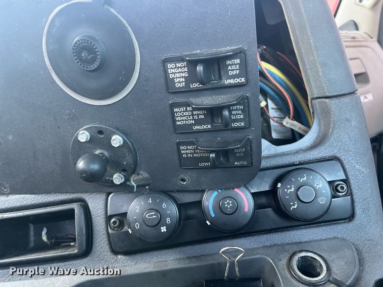 image for item DH8612 2010 Freightliner Cascadia 125  semi truck