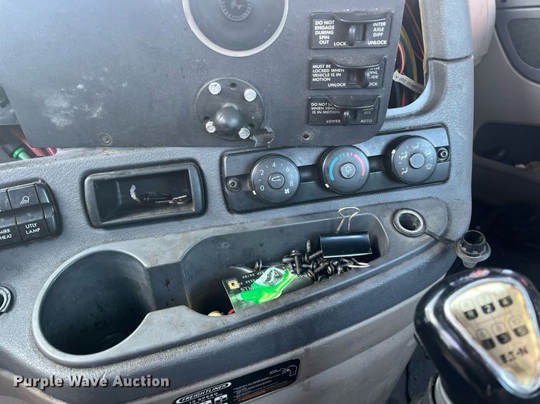 image for item DH8612 2010 Freightliner Cascadia 125  semi truck