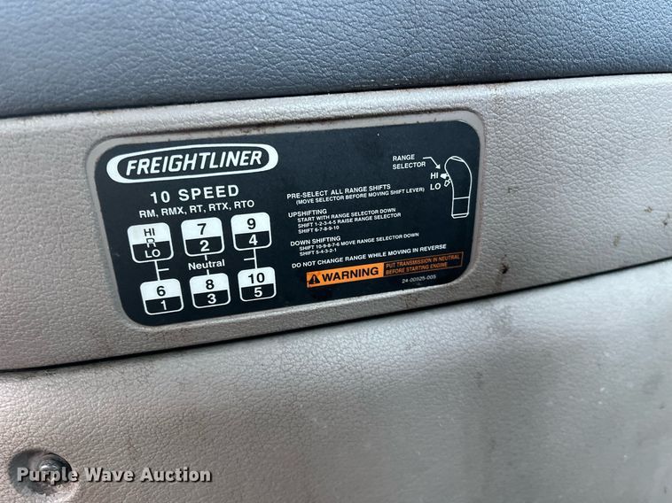 image for item DH8612 2010 Freightliner Cascadia 125  semi truck