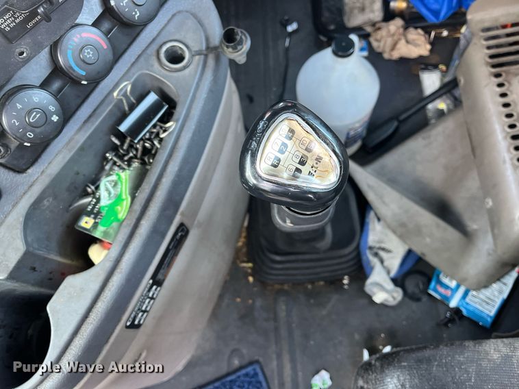 image for item DH8612 2010 Freightliner Cascadia 125  semi truck