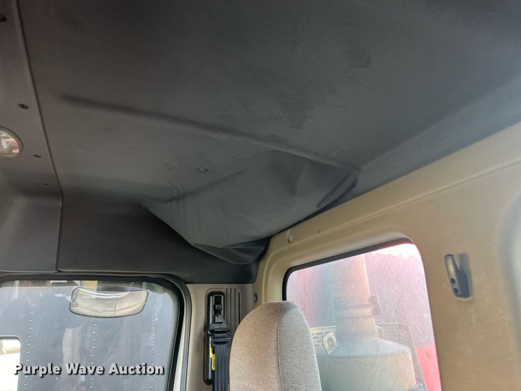 image for item DH8612 2010 Freightliner Cascadia 125  semi truck