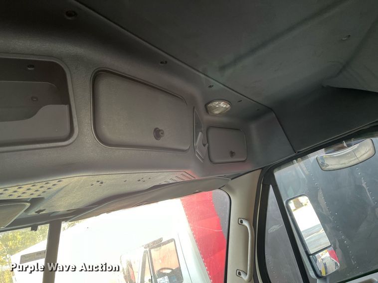 image for item DH8612 2010 Freightliner Cascadia 125  semi truck