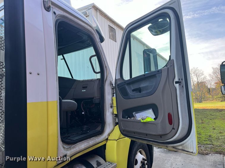 image for item DH8612 2010 Freightliner Cascadia 125  semi truck