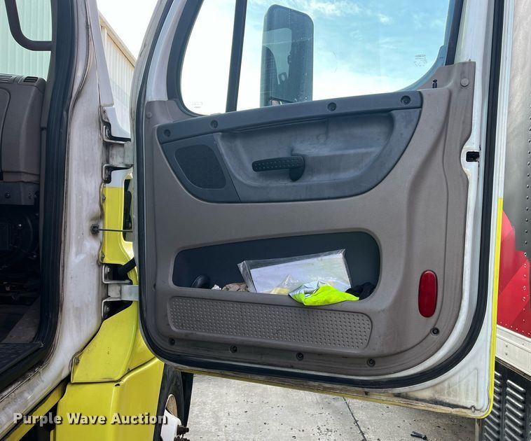 image for item DH8612 2010 Freightliner Cascadia 125  semi truck