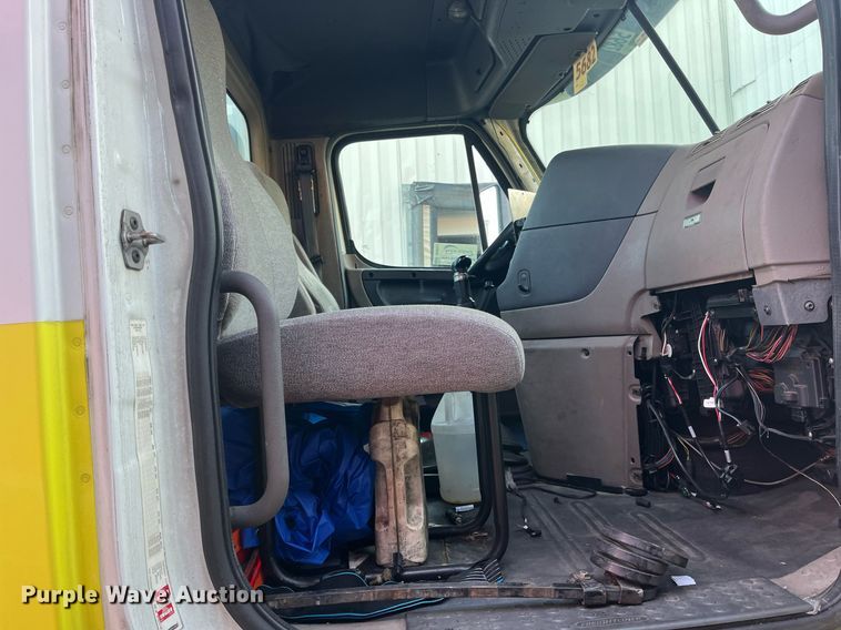 image for item DH8612 2010 Freightliner Cascadia 125  semi truck