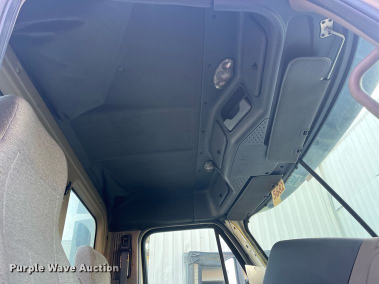 image for item DH8612 2010 Freightliner Cascadia 125  semi truck