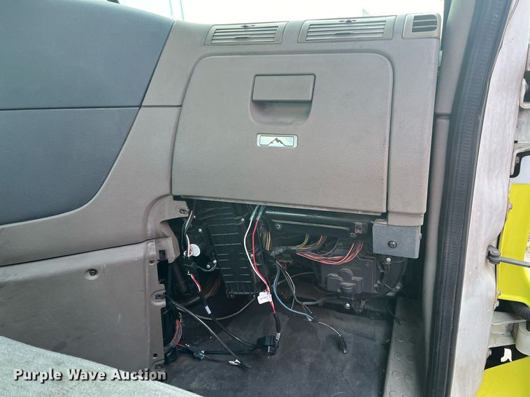 image for item DH8612 2010 Freightliner Cascadia 125  semi truck