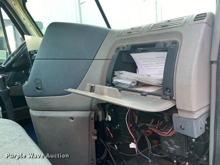 image for item DH8612 2010 Freightliner Cascadia 125  semi truck