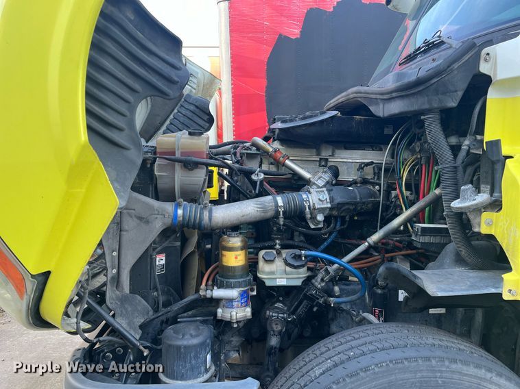 image for item DH8612 2010 Freightliner Cascadia 125  semi truck