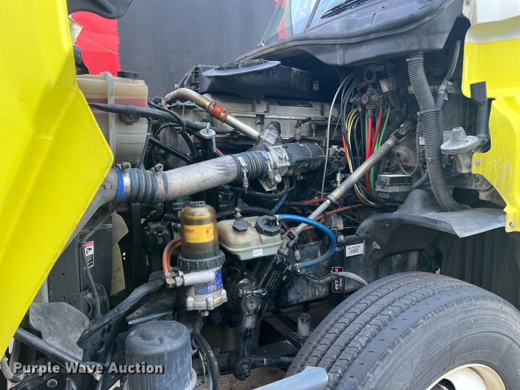 image for item DH8612 2010 Freightliner Cascadia 125  semi truck