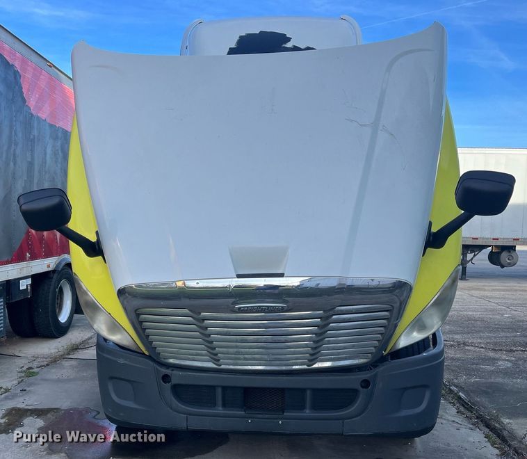 image for item DH8612 2010 Freightliner Cascadia 125  semi truck