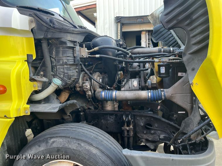 image for item DH8612 2010 Freightliner Cascadia 125  semi truck