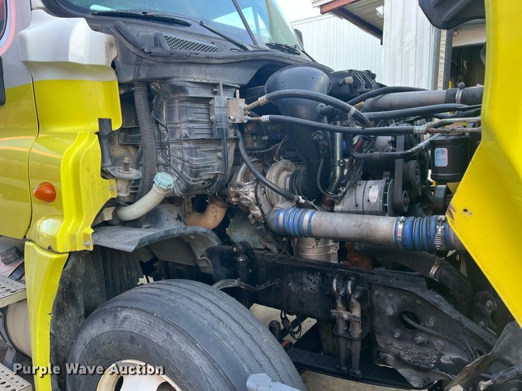 image for item DH8612 2010 Freightliner Cascadia 125  semi truck