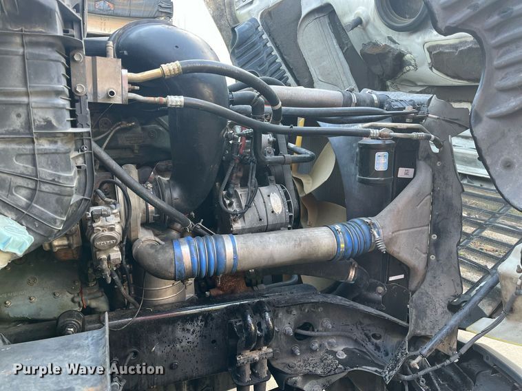 image for item DH8612 2010 Freightliner Cascadia 125  semi truck