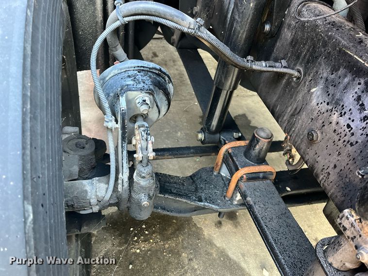 image for item DH8612 2010 Freightliner Cascadia 125  semi truck