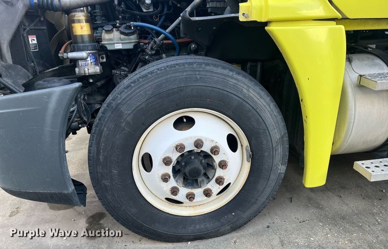 image for item DH8612 2010 Freightliner Cascadia 125  semi truck