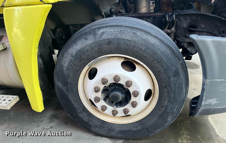 image for item DH8612 2010 Freightliner Cascadia 125  semi truck