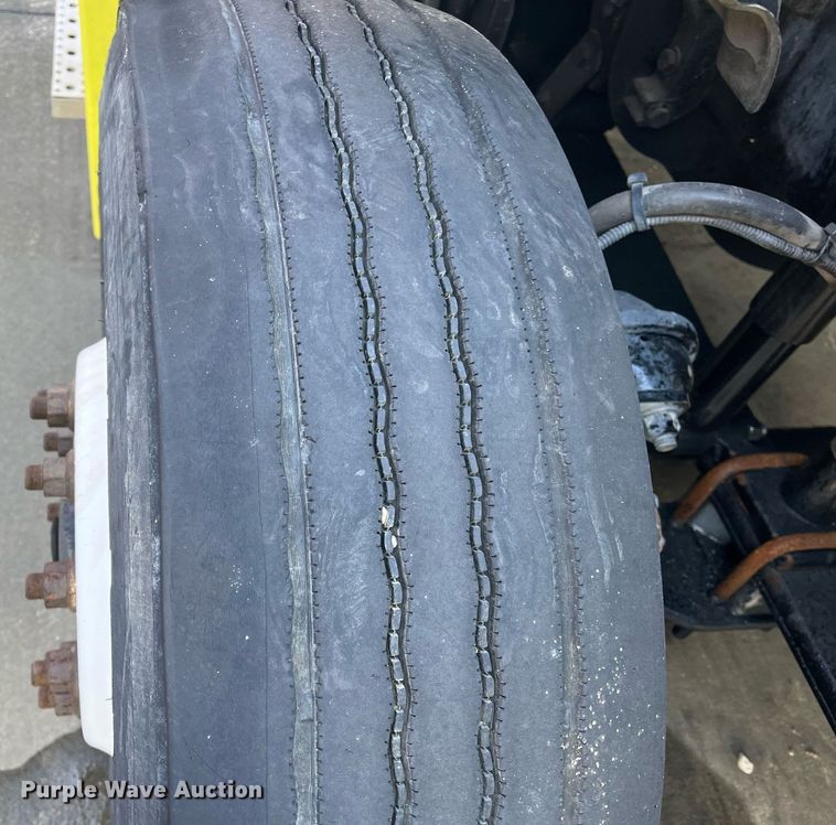 image for item DH8612 2010 Freightliner Cascadia 125  semi truck