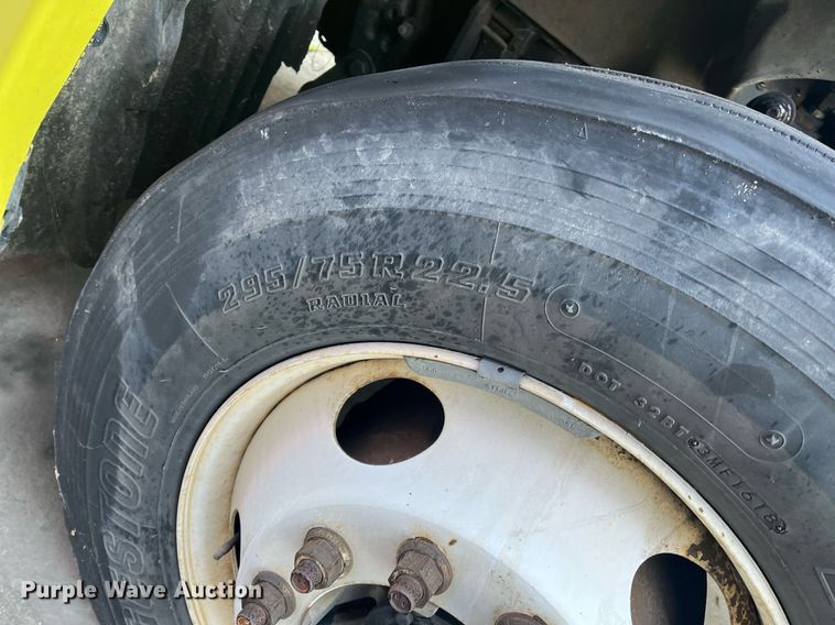 image for item DH8612 2010 Freightliner Cascadia 125  semi truck