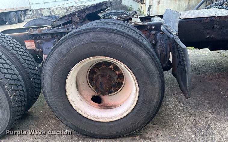 image for item DH8612 2010 Freightliner Cascadia 125  semi truck