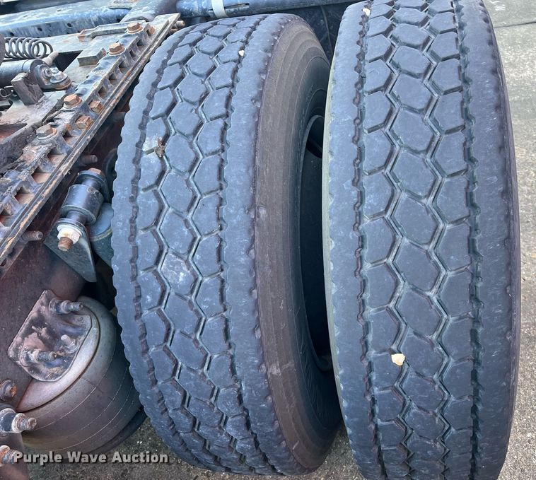 image for item DH8612 2010 Freightliner Cascadia 125  semi truck