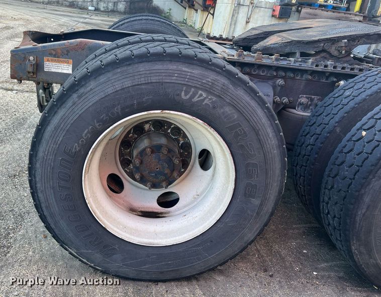 image for item DH8612 2010 Freightliner Cascadia 125  semi truck