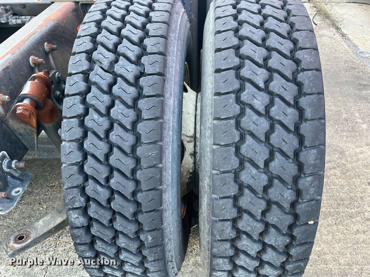 image for item DH8612 2010 Freightliner Cascadia 125  semi truck