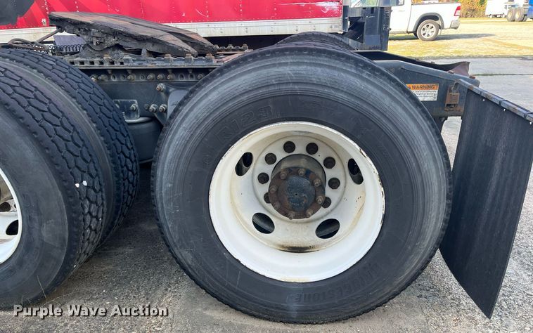 image for item DH8612 2010 Freightliner Cascadia 125  semi truck