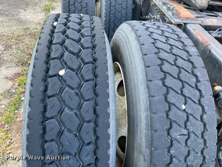 image for item DH8612 2010 Freightliner Cascadia 125  semi truck