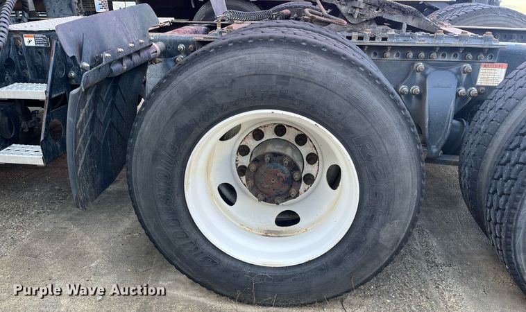 image for item DH8612 2010 Freightliner Cascadia 125  semi truck