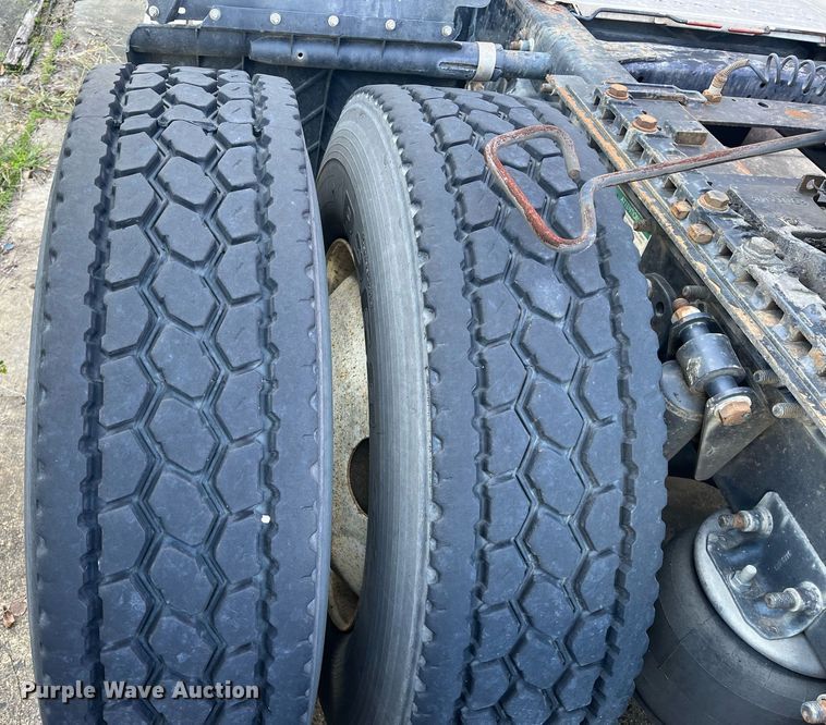 image for item DH8612 2010 Freightliner Cascadia 125  semi truck