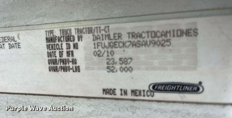 image for item DH8612 2010 Freightliner Cascadia 125  semi truck